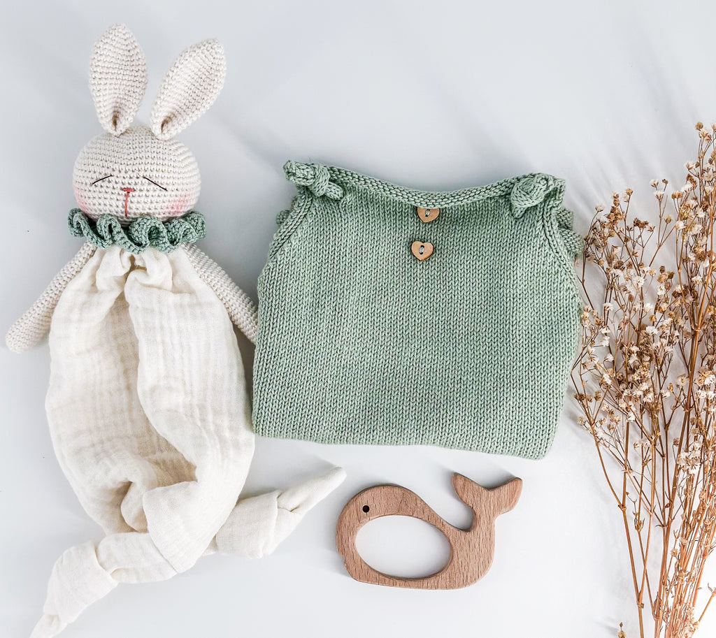 Lieblingsstück-Babyset-Mint mit handgestricktem Musselin-Häschen, Holzbeißring und Vintage-Strampler in Mint.