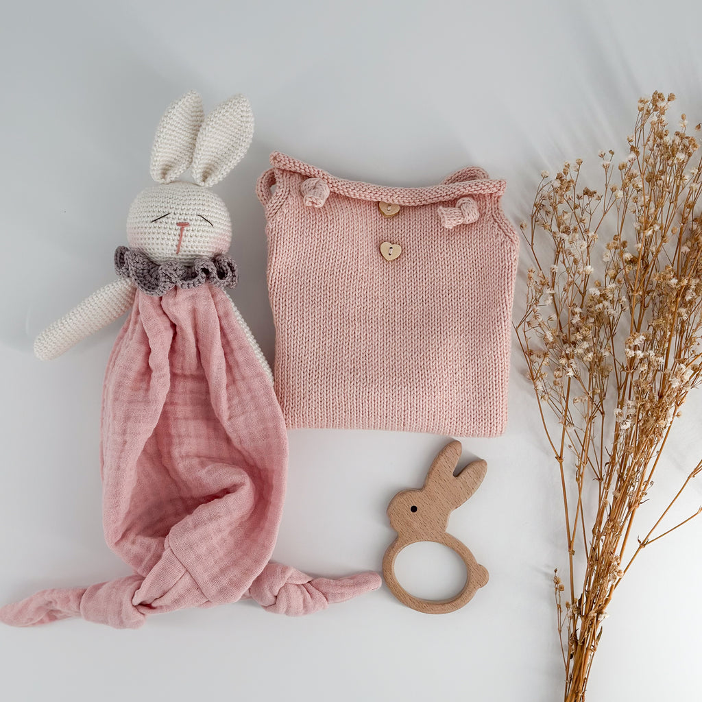 Lieblingsstück-Babyset-Rosa mit handgestricktem Musselin-Häschen, Holzbeißring und Vintage-Strampler in  Rosa.