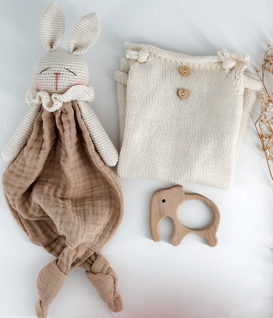 Lieblingsstück-Babyset-Weiß-Braun mit handgestricktem Musselin-Häschen, Holzbeißring und Vintage-Strampler in Weiß.