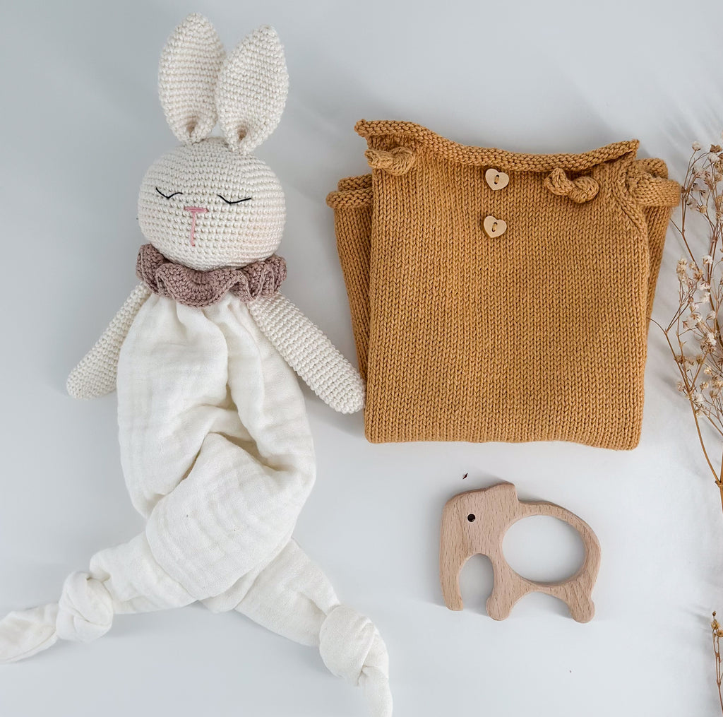 Lieblingsstück-Babyset-Senfgelb mit handgestricktem Musselin-Häschen, Holzbeißring und Vintage-Strampler in  Senfgelb.