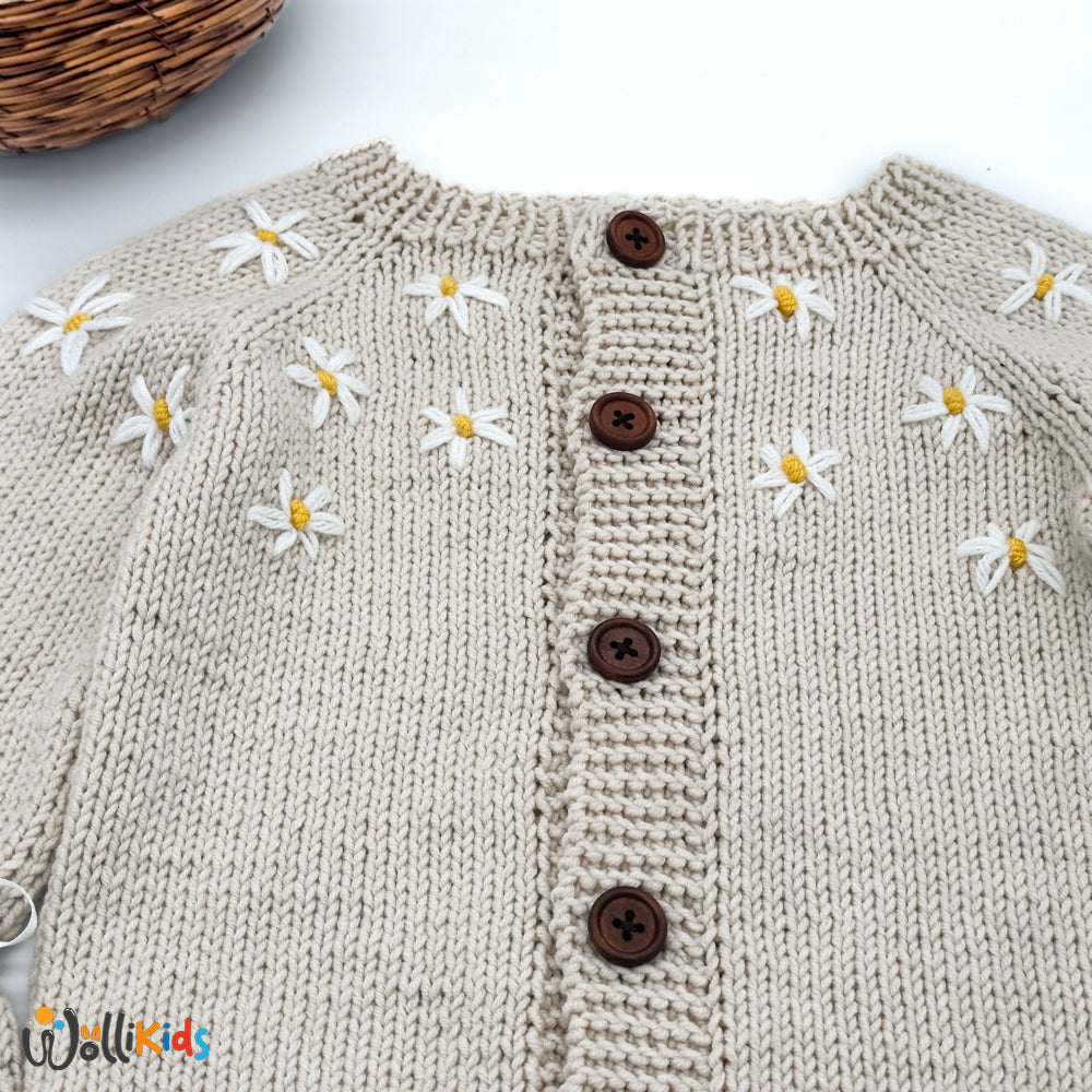 Handgestrickte Kamillen-Bestickte-Leichte-Strickjacke mit Kamillen-Verzierungen, luftigen Ärmeln und braunen Knöpfen, ideal für die Frühjahrssaison, 100% Baumwolle.