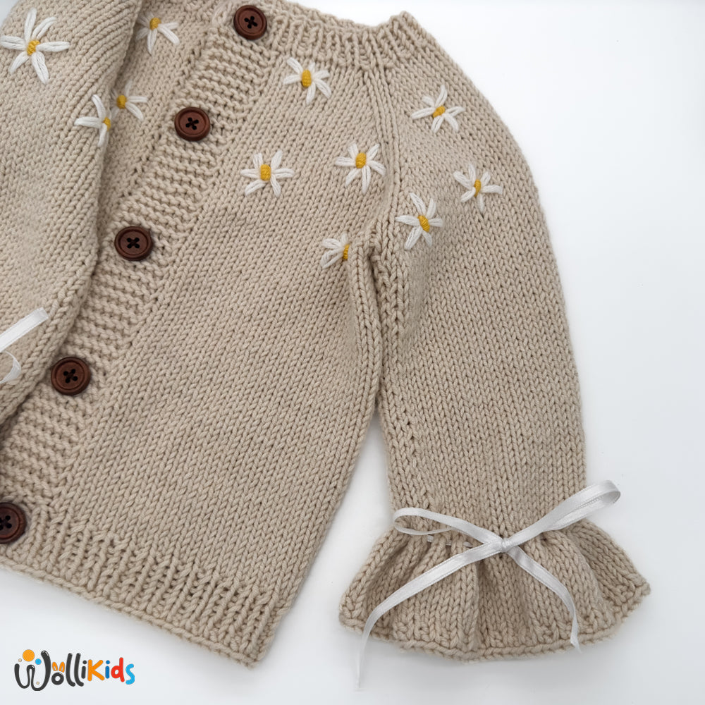 Handgestrickte Kamillen-Bestickte-Leichte-Strickjacke mit Kamillen-Verzierungen, luftigen Ärmeln und braunen Knöpfen, ideal für die Frühjahrssaison, 100% Baumwolle.