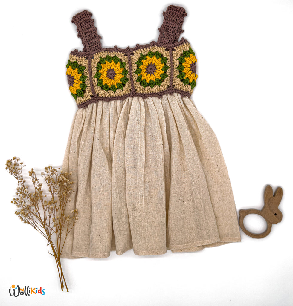 Vorderseite des Sonnenblumen-Strickkleid-Braun mit Sonnenblumenmuster und Bio-Baumwollstoff