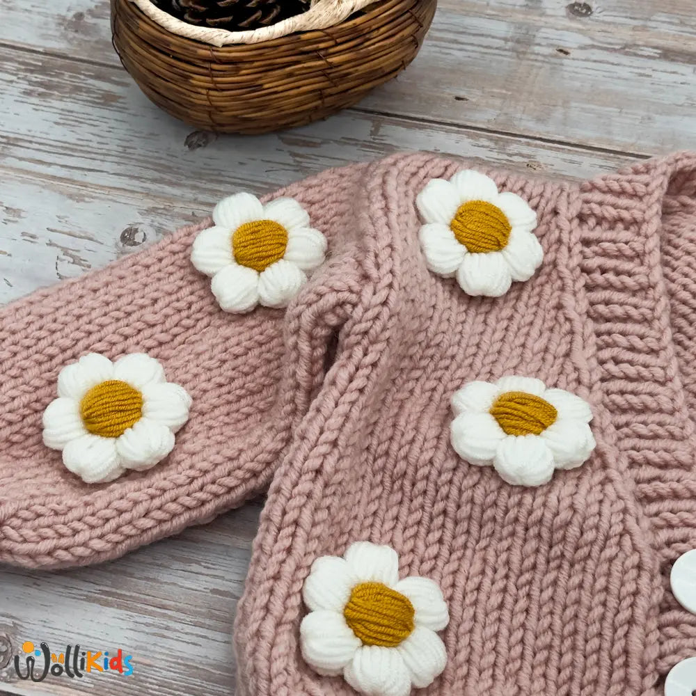 Strickjacke mit Stickerei Blumen Hellrosa Detailaufnahme