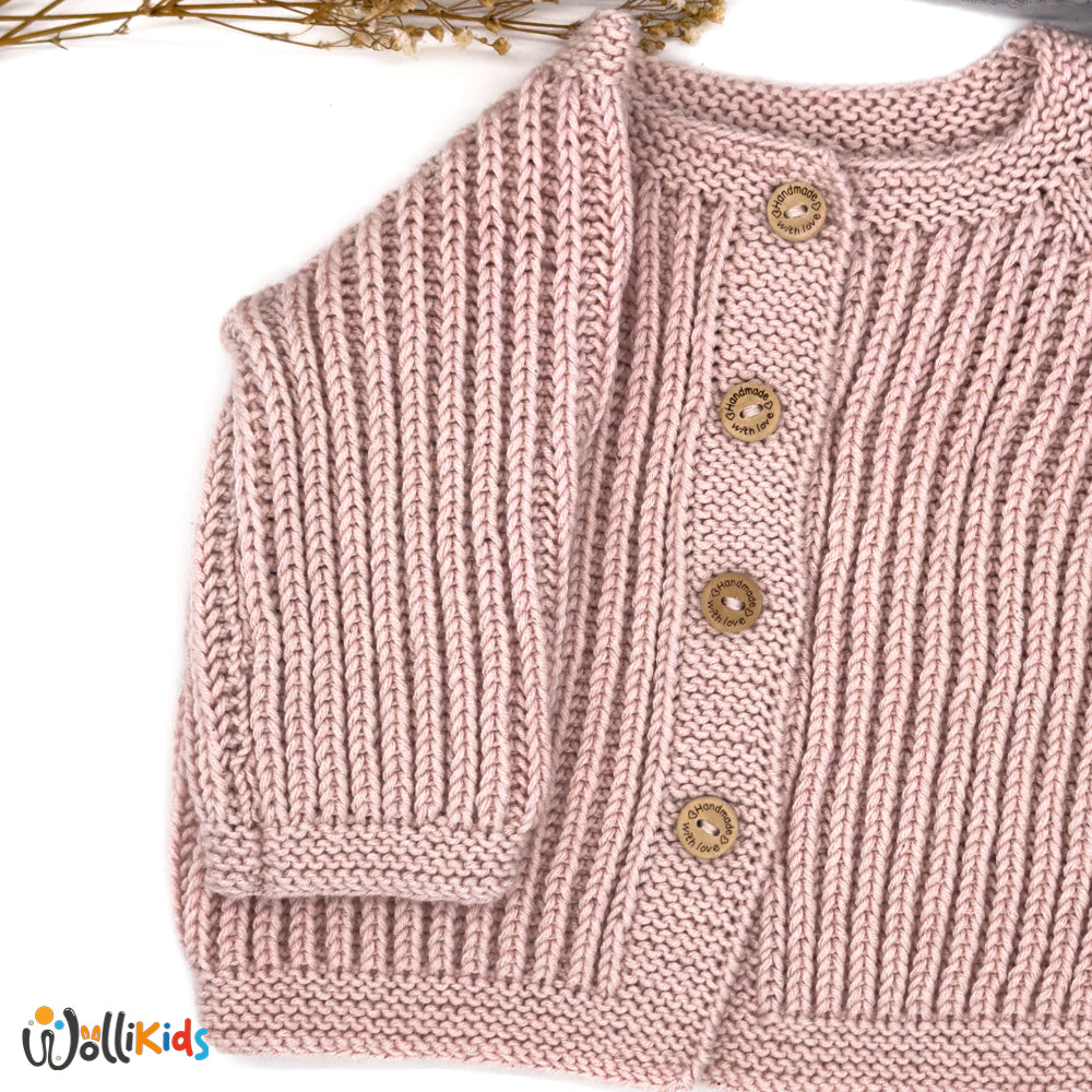 Nahaufnahme einer rosa Babystrickjacke mit braunen Knöpfen, präsentiert mit einem dezenten Hintergrund und Wollikids-Logo.

